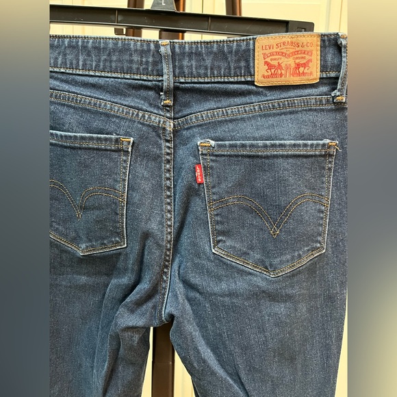 Levi’s Women’s dark wash denim. 525 style. - Picture 2 of 4